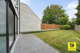 <p><span>Energiezuinig gelijkvloers appartement met terras en gemeenschappelijke tuin </span></p><p><span>Welkom in dit energiezuinige gelijkvloerse appartement, gelegen in een recent gebouwd appartementsgebouw aan de Schuurveldlaan. Hier geniet u van modern wooncomfort, een uitstekende label A en een aangename combinatie van binnen- en buitenruimte. Dankzij de energiezuinige technieken zoals de vloerverwarming, ventilatiesysteem type C+ én de aanwezige zonnepanelen, woont u hier niet alleen comfortabel maar ook bijzonder energie-efficiënt en toekomstgericht.</span></p><h2><span>Ligging</span></h2><p><span>Dit appartement heeft een zeer gunstige en strategische ligging aan de Schuurveldlaan, in de nabijheid van zowel het dorpscentrum van Wilrijk als Aartselaar. Daarnaast geniet u van een uitstekende verbinding naar de belangrijkste invalswegen richting Antwerpen en Brussel, wat deze locatie bijzonder interessant maakt voor pendelaars. U woont hier in een rustige woonomgeving met toch alle voorzieningen zoals winkels, scholen, horeca en openbaar vervoer binnen handbereik.</span></p><h2><span>Indeling</span></h2><p><span>Via de inkomhal, afgewerkt met een stijlvolle grijze tegelvloer, komt u meteen in een lichtrijke en aangename sfeer terecht. De inkomhal geeft toegang tot de verschillende ruimtes en leidt u verder naar de ruime leefruimte met open eilandkeuken.</span></p><p><span>De leefruimte geniet van uitzonderlijk veel natuurlijk licht dankzij de hoogrendements aluminium raampartijen over de volledige breedte. Deze bieden bovendien een mooi zicht op het privatieve terras en de gemeenschappelijke tuin. Twee ramen zijn voorzien van vliegenramen voor extra comfort. Via de schuifdeur bereikt u het privatieve terras van ca. 14 m², waar het heerlijk vertoeven is. De aanpalende gemeenschappelijke tuin voelt dankzij de beschutting quasi privatief aan en biedt een rustige groene omgeving om te ontspannen of gasten te ontvangen.</span></p><p><span>De open eilandkeuken is modern en hoogwaardig afgewerkt met onder meer een composiet werkblad en beschikt over alle hedendaagse toestellen: vaatwasser, oven, inductiekookplaat, koelkast, diepvries en voldoende kastruimte. Aansluitend bevindt zich een praktische berging met extra stockageruimte.</span></p><p><span>Verder bevindt zich links van de inkomhal de ruime slaapkamer, met voldoende plaats voor een dubbel bed en kastruimte. De badkamer is modern afgewerkt en voorzien van een inloopdouche, lavabo en handdoekradiator. Daarnaast is er nog een aparte technische ruimte met aansluiting voor wasmachine en droogkast.</span></p><p><span>In de ondergrondse verdieping beschikt u over een zeer ruime kelderberging, bereikbaar via lift of trap. Tevens is er een gemeenschappelijke fietsenberging aanwezig. De ondergrondse autostaanplaats dient verplicht mee aangekocht te worden voor een vraagprijs van 20.000 euro</span></p><p><span>Een extra troef is dat de aankoop kan gebeuren onder registratierechten (2%) in plaats van btw, wat financieel zeer interessant is.</span></p><h2><span>Troeven</span></h2><ul><li><span>Energiezuinig appartement met label A </span></li><li><span>Zonnepanelen aanwezig </span></li><li><span>Vloerverwarming </span></li><li><span>Ventilatiesysteem type C+ </span></li><li><span>Recent bouwjaar </span></li><li><span>Privatief terras en gemeenschappelijke tuin met quasi privatief gevoel </span></li><li><span>Zeer ruime kelderberging </span></li><li><span>Gemeenschappelijke fietsenberging </span></li></ul><p><span> </span></p><p><span>Dit appartement combineert comfort, luxe en een uitzonderlijk buitengevoel op een toplocatie in Wilrijk.</span></p><p><span> </span></p>