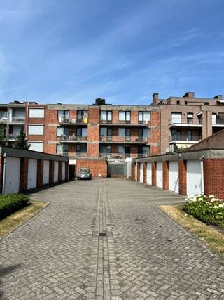 Afgesloten garagebox gelegen op een goede locatie nabij het centrum.<br /><br />Afmetingen : <br />- 2,80m breedte<br />- 6m diepte<br /><br />Elektriciteit is er op heden aanwezig maar is in samenspraak met de rechter naast gelegen garage.<br /><br /><span>Bijzondere informatieplicht: in aanvraag</span>
