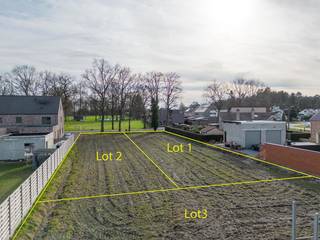 Zeer mooi gelegen bouwgrond voor halfopen bebouwing op een perceel van 702m² (Lot 2) nabij het centrum van Leopoldsburg en toch rustig gelegen!