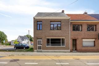 <strong>Halfopen bebouwing met 5 garageboxen te koop in Ham</strong><br /><br />Deze woning is gelegen in het centrum van Kwaadmechelen (Ham). De centrale ligging biedt heel wat voordelen: supermarkt, scholen, horeca en openbaar vervoer bevinden zich op fiets- en wandelafstand. De op- en afrit van de E313 bevindt zich op slechts enkele minuutjes rijden.<br /><br />We komen binnen in de inkomhal waar meteen de hoge plafonds opvallen. Via de inkomhal bereiken we de leefruimte, voorzien van grote raampartijen aan de voorzijde. Via de leefruimte betreden we de keuken. De keuken leidt ons vervolgens naar een bureauruimte en de badkamer. De badkamer is voorzien van een ligbad, lavabo en toilet. <br /><br />Op de eerste verdieping zijn er twee ruime slaapkamers (15,60m², 12,74m²) en een kleinere kamer (6,70m²). <br /><br />Er is een vaste trap naar de zolderverdieping (36m²), die nog heel wat potentieel biedt. Van deze ruimte kunnen gemakkelijk twee extra slaapkamers gemaakt worden.<br /><br />Achter de woning is er nog een achterbouw. Deze werd vroeger gebruikt als kantoor met hier ook een technische ruimte en aansluitend een grote garage.<br /><br />Naast de achterbouw zijn er nog 5 bijhorende garageboxen die eventueel verhuurd kunnen worden.<br /><br />Het naastliggende braakliggend stuk grond hoort bij de woning en biedt mogelijkheden voor uitbreiding van de woning. <br /><br />De woning wordt verwarmd via centrale verwarming op stookolie. De berekende energiescore bedraagt 620 kWh/m² jaar.<br /><br />Spreekt deze halfopen bebouwing met garageboxen jullie aan? Contacteer ons via info@bosmanvastgoed.be voor meer info of een bezoek ter plaatse. Wij helpen jullie graag verder!<br /><br />De woning heeft momenteel een EPC ‘F’ wat wil zeggen dat dit pand is onderworpen aan de renovatieverplichting van de Vlaamse overheid voor residentiële gebouwen (behoudens sloop binnen 6 jaar na de aankoop). Consulteer voor meer informatie de website van het Vlaams Energie- en Klimaatagentschap via https://www.vlaanderen.be/een-huis-of-appartement-kopen/renovatieverplichting-voor-residentiele-gebouwen.