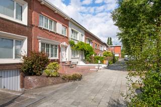 <p>Aan de Parklaan 26 treffen we deze solide en verrassend ruime woning met drie slaapkamers, een aangename tuin en een bijzonder grote bewoonbaar kelderverdieping. De woning geniet van een rustige, groene omgeving en beschikt dankzij haar praktische indeling en royale ruimtes over heel wat mogelijkheden.</p>
<p>Hoewel een modernisering aangewezen is, vormt deze woning een uitstekende basis voor wie een ruime gezinswoning volledig naar eigen smaak wil inrichten.</p>
<h3>Indeling</h3>
<p>Via de inkomhal met trappenhalen met apart toilet bereiken we de ruime woonkamer. De voor- en achterkamer lopen mooi in elkaar over en genieten dankzij de grote ramen aan beide zijden van veel natuurlijke lichtinval. De parket zorgt voor een warme uitstraling.</p>
<p>Aansluitend bevindt zich de afzonderlijke keuken, die rechtstreeks toegang geeft tot het overdekte terras en de tuin. Het terras vormt een aangename overgang tussen de woning en de buitenruimte en beschikt bovendien over een praktische buitenberging.</p>
<p>De verzorgde tuin is omgeven door volwassen beplanting en biedt veel groen en privacy.</p>
<p>Op de eerste verdieping bevinden zich drie slaapkamers en een badkamer, ingericht met een ligbad, een badkamermeubel en een toilet.</p>
<p>Een belangrijke troef is de bijzonder ruime kelderverdieping. Deze strekt zich uit over een groot deel van de woning en omvat meerdere bruikbare ruimtes, waaronder een technische ruimte, wasplaats en een bergruimte. <br /><br />EPC: 351KwH/m²/jaar.</p>
<h3>Bijzonderheden</h3>
<ul>
<li>
<p>Ruime gezinswoning met veel potentieel</p>
</li>
<li>
<p>Drie slaapkamers</p>
</li>
<li>
<p>dak 2018</p>
</li>
<li>
<p>Overdekt terras met buitenberging</p>
</li>
<li>
<p>Verzorgde en groene tuin</p>
</li>
<li>
<p>Bijzonder ruime kelderverdieping</p>
</li>
<li>
<p>Kelder met rechtstreekse toegang tot de tuin</p>
</li>
<li>
<p>Wasplaats, technische ruimte en afzonderlijk toilet in de kelder</p>
</li>
<li>
<p>Dak in 2018 geïsoleerd met 12 cm isolatie</p>
</li>
<li>
<p>Ramen vernieuwd in 2009</p>
</li>
<li>
<p>Riolering vernieuwd tussen 2010 en 2020</p>
</li>
</ul>
<p>Een interessante woning voor wie op zoek is naar ruimte, een groene buitenomgeving en de mogelijkheid om een woning volledig volgens de eigen wensen te renoveren.</p>