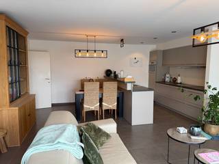 Mooi verzorgd en instapklaar appartement, gelegen in de jonkerschovestraat. Dit aangename appartement beschikt over een lichtrijke leefruimte, twee slaapkamers, een verzorgde badkamer met dubbele lavabo, een praktische wasruimte en een klein balkon waar je rustig kan genieten van de buitenlucht. Dankzij de verzorgde afwerking en de gunstige ligging, dicht bij winkels en andere voorzieningen, is dit appartement de ideale woonst voor wie comfortabel wil wonen. <br />exclusief syndic (50 euro) en garage (55 euro) <br /><br /><br />📞 Interesse? Contacteer Thijs of Nina <br />📲 051 57 54 61<br />📧 thijs@grouptrybou.be<br /> | friedel@grouptrybou.be<br /> | nina@grouptrybou.be