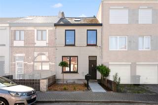<p><span>Deze woning met wit geschilderde gevel, ligt in een rustige éénrichtingsstraat (zone 30). Het gunstige EPC-label B, werd behaald door: achtergevelisolatie (6cm), dakisolatie (12cm), plus condensatieketel en nieuwe PVC-ramen. De combinatie van authentieke materialen en nieuwe afwerking, zorgt voor een goede sfeer: tegels met cementlook (inkom &amp; badkamer) die er oud uitzien, maar nieuw zijn; opgeschuurde authentieke trap; hoge plafonds; grote ramen; eiken binnendeuren; handgemaakte zellige-tegels (keuken); haarddecoratie met houten linteel; tegels in Romeins verband (living); etc. De leefruimte met verborgen deur naar de droge kelder, is met de leefkeuken verbonden door twee grote openingen. De eetkeuken (eiland) en liefst 2 lichtkoepels, omvat:  vaatwasser, koelkast, freezer, kookplaat en oven. In de onderhoudsvriendelijke voortuin (schors) spotten we een Catalpa, grassen en laurierboompjes. De ommuurde achtertuin (kraan) met verwijderbaar kunstgras, beschikt over een een haagje van Portugese laurier. Praktische voordelen zien we in: een wachtleiding voor oplaadpunt (voorgevel), geïntegreerde led-plafondspots, mooie lichtarmaturen, aansluitingen tv/internet in kamers, plus een wachtbuis voor toekomstige zonnepanelen. In de badkamer met dubbel meubel (gouden kranen), steelt de inloopdouche de show, door de prachtige tegels en speciale vloer (silex). In de twee ruime kamers is een ingemaakte kast beschikbaar. De derde kamer (veluxraam) beslaat de hele 2</span><span><sup>e</sup></span><span> verdieping.</span></p><p><span> </span></p>