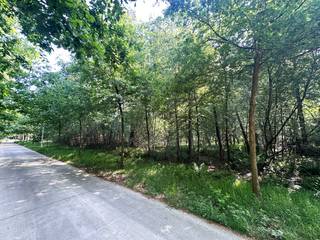 Bent u op zoek naar een bouwgrond waar u uw woondroom kan realiseren? Ontdek deze unieke bouwgrond gelegen in een oase van rust, omgeven door groen. Dit royaal perceel geniet tevens volledige privacy en is gelegen in een <br /><br />Dit bosrijk perceel van maar liefst 5.150m² bevindt zich in de Zeurt in Schoten, een gunstige locatie want u bevindt zich op wandelafstand van het Peerdsbos, het park van Brasschaat en de sportoase. Deze mooie bouwgrond met straatbreedte van 40m biedt de mogelijkheid om een vrijstaande woning te realiseren in harmonie met de natuur. <br /><br />Bouwvoorschriften:<br />- Bebouwbare oppervlakte: max 250m² (incl. afzonderlijke gebouwen)<br />- Bouwdiepte: min 8m, max 17m<br />- Bouwbreedte maximaal 2/3 van de perceelbreedte (i.e. 26,6m)<br />- Bouwhoogte: hoofdgebouw max 7m, bijgebouwen max 3m<br />- Dakvorm: plat of schuin dak (max helling van 60°)<br />- Zwembad toegelaten<br /><br />Troeven van dit perceel:<br />+ Gunstige ligging in woonparkgebied de Zeurt<br />+ Zwembad toegelaten<br />+ Wadi's aanwezig<br />+ Groot perceel van 5.150 m²<br />+ Boscompensatie reeds betaald<br />+ Uiterste rust en privacy gegarandeerd<br />+ Ideaal voor het realiseren van een vrijstaande woning en luxueuze villa in harmonie met de natuur<br /><br />Heeft u interesse om hier uw droomwoning te bouwen? Neem contact op voor meer info of een afspraak via 03 337 50 70 of info@vbvastgoed.be. 