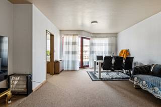 <p>Op een centrale ligging aan de <span><span>Groenendaallaan</span></span> bevindt zich dit verzorgd appartement op de eerste verdieping. Dankzij de aanwezigheid van openbaar vervoer voor de deur geniet je hier van een uitstekende bereikbaarheid richting Antwerpen en omliggende gemeenten.</p>
<p>Het appartement beschikt over een lichtrijke leefruimte met aangename indeling, waar grote raampartijen zorgen voor een mooi gevoel van ruimte en licht. Aansluitend vind je de praktisch ingerichte keuken, ideaal voor dagelijks comfort.</p>
<p>Verder zijn er twee volwaardige slaapkamers, perfect als master bedroom, kinderkamer of bureau. De badkamer is functioneel ingericht en voorziet in alle basiscomfort.</p>
<p>Een extra troef is het gezellige terras, waar je even kan ontsnappen aan de drukte en kan genieten van een moment in de buitenlucht.</p>
<p>Dankzij de centrale ligging, de vlotte verbindingen en de praktische indeling is dit appartement ideaal als eerste woonst of investering. Een interessante opportuniteit voor wie comfortabel wil wonen met alles binnen handbereik.<br /><br />Wg, Gvkr, Vg, Gvv, Geen overstroming gevoelig gebied, EPC: 238kWh/m2</p>