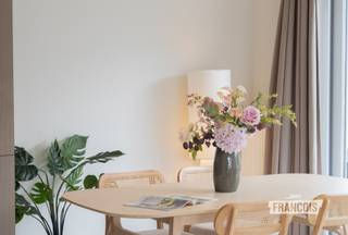 Zeer verzorgd gelijkvloers appartement met een bewoonbare oppervlakte van 84 m². Dankzij de praktische indeling, de aangename buitenruimtes en de rustige ligging vormt dit appartement een uitstekende keuze voor zowel eigen bewoning, een tweede verblijf aan zee als een interessante investering.<br /><br />De inkom geeft toegang tot een lichtrijke leefruimte met open keuken, waar de grote raampartijen zorgen voor een aangenaam ruimtegevoel en een optimale lichtinval. Vanuit de leefruimte bereikt u de verschillende terrassen, waardoor binnen en buiten naadloos in elkaar overlopen en u op elk moment van de dag van de zon of de rust kunt genieten.<br /><br />Verder beschikt het appartement over een 2 ruime slaapkamers, een verzorgde badkamer en een afzonderlijke berging die extra opbergruimte biedt voor alledaagse spullen.<br /><br />Residentie Duinbos geniet van een bijzonder gegeerde ligging in De Haan. Het strand bevindt zich op wandelafstand en ook de duinen, het groen en de Royal Ostend Golf Club liggen vlakbij. Bovendien bereikt u winkels, restaurants en openbaar vervoer in slechts enkele minuten, waardoor u geniet van een rustige woonomgeving zonder in te boeten aan bereikbaarheid.<br /><br />Bent u op zoek naar een comfortabele woning, een tweede verblijf aan zee of een interessante investering? Neem dan vrijblijvend contact op met Victor via victor@immofrancois.be of telefonisch op +32 470 64 60 28 voor meer informatie.<br /><br />