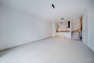 Mail: rent.brussels@weinvest.be / Tel: 02/3155173<br /><br />We Invest is trots u dit mooie duplexappartement voor te stellen, gelegen in het hart van het residentiële project Mench in Schaarbeek (voor meer informatie over het project, bezoek: https://immo.weinvest.be/mench/). Het biedt een rustige omgeving met een tuin en geniet tegelijkertijd van een uitstekende bereikbaarheid dankzij de onmiddellijke nabijheid van openbaar vervoer, winkels en hoofdwegen.<br /><br />Het appartement op de gelijkvloerse verdieping bestaat uit een lichte woonkamer met volledig uitgeruste open keuken, een gastentoilet, een wasruimte en een privéterras met tuintje, ideaal om van zonnige dagen te genieten. Op de verdieping vindt u drie slaapkamers, twee moderne badkamers, een bureau-/dressingsruimte en een apart toilet.<br /><br />Mogelijkheid om een parkeerplaats te huren voor €150 extra/maand.<br /><br />Kosten: €105 (maandelijkse provisie voor gemeenschappelijke kosten)<br /><br />EPC: A<br /><br />Snel te bezichtigen!<br /><br />Voor meer exclusives, bezoek www.weinvest.be<br />Voor het plan, bezoek https://immo.weinvest.be/mench/