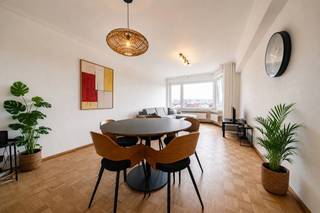<p>We Invest Luik en Lucas bieden u dit mooie appartement te koop aan, gelegen op de 5de verdieping van een gunstig gelegen gebouw, vlakbij alle voorzieningen en op slechts enkele minuten van Place Saint-Lambert.</p>
<p>Met een oppervlakte van 91 m² volgens het EPC-certificaat zal dit pand u bekoren door zijn mooie lichtinval dankzij de hoge ligging en door zijn uitstekende algemene staat. Het appartement werd enkele jaren geleden opgefrist en er zijn geen werken nodig. De elektrische installatie is conform en het pand beschikt over een EPC-score C.</p>
<p>Het appartement bestaat uit een ruime woonkamer van 24 m², een volledig uitgeruste keuken met toegang tot het balkon, een inkomhal met vestiairehoek en bergruimte, een douchekamer met ingebouwde opbergruimte, evenals twee slaapkamers van 10 m² en 15 m² aan de achterzijde van het gebouw, wat zorgt voor rust en stilte.</p>
<p>Er is eveneens de mogelijkheid om een beveiligde ondergrondse parkeerplaats aan te kopen voor €10.000.</p>
<p>Het appartement is vrij bij het verlijden van de authentieke akte. Aarzel niet om ons te contacteren op 0479/76.60.97 voor meer informatie of een bezoek.</p>