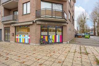 <p><span>Op een uitstekende zichtlocatie aan de </span><span>Augustijnslei</span><span> in </span><span>Brasschaat</span><span>, recht tegenover </span><span>AZ Klina</span><span>, bevindt zich dit veelzijdige </span><span>commerciële gelijkvloers</span><span>. Dankzij de centrale ligging, de goede visibiliteit en de vlotte bereikbaarheid vormt dit pand een ideale uitvalsbasis voor tal van professionele activiteiten.</span></p><p><span>De locatie is bijzonder interessant voor </span><span>vrije beroepen</span><span>, </span><span>medische en paramedische praktijken</span><span>, </span><span>kantooractiviteiten</span><span>, </span><span>dienstverlening</span><span>, </span><span>creatieve beroepen</span><span>, </span><span>atelierfuncties</span><span> of </span><span>lichte productie</span><span>. Bovendien geniet je van een vlotte verbinding naar het centrum van Brasschaat, de Bredabaan, de Ring van Antwerpen en de Haven.</span></p><p><span>Aan de voorzijde bevindt zich een ruime en lichtrijke </span><span>kantoorruimte van ca. 112 m²</span><span>, die flexibel kan worden ingericht volgens de noden van jouw onderneming. Grote raampartijen zorgen voor veel natuurlijke lichtinval en een aangename werkomgeving.</span></p><p><span>Achteraan beschikt het pand over een </span><span>keuken</span><span>, </span><span>berging</span><span>, </span><span>apart toilet</span><span> en twee extra ruimtes van respectievelijk </span><span>85 m²</span><span> en </span><span>7 m²</span><span>. Deze zijn perfect inzetbaar als </span><span>atelier</span><span>, </span><span>opslagruimte</span><span>, </span><span>werkplaats</span><span> of ondersteunende bedrijfsruimte.</span></p><p><span>Troeven:</span></p><ul><li><span>Toplocatie tegenover AZ Klina</span><span> </span></li><li><span>Kantoorruimte van 112 m²</span><span> + </span><span>werkplaats/atelier van 85 m²</span><span> </span></li><li><span>Geschikt voor </span><span>vrije beroepen, kantoren en dienstverlening</span><span> </span></li><li><span>Goede zichtbaarheid en bereikbaarheid </span></li><li><span>Flexibele indelingsmogelijkheden, ruime polyvalente ruimtes </span></li><li><span>2 parkings</span></li></ul><p><span>Een uitstekende opportuniteit voor ondernemers die op zoek zijn naar een strategisch gelegen en multifunctioneel pand in Brasschaat.</span></p><p><span>Interesse of meer info? Contacteer ons via </span><span>03 646 66 55</span><span> of </span><span>info@sinjoor.be</span><span>.</span></p><p><span> </span></p>