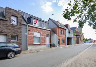 Deze leuke lichtrijke woning is zeer centraal gelegen in Verrebroek, op slechts enkele minuten van de E34 en de haven.Op het gelijkvloers is er een...