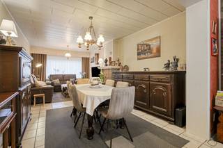 Deze gezellige rijwoning te koop in Willebroek biedt heel wat potentieel en is ideaal voor wie op zoek is naar een op te frissen gezinswoning...