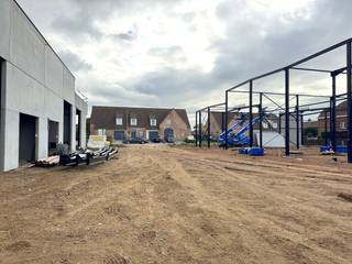 Ontdek Uw Ideale Bedrijfslocatie! Een nieuwe bedrijvenzone, strategisch gelegen in de Emiel Clausstraat 37a in Sint-Eloois-Vijve. Deze zone biedt...