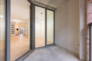 Recent appartement met lateraal zicht op het water en op wandelafstand van het MAS en de jachthaven.<br /><br />Indeling: Inkomhal met ingemaakte kastruimte en bergruimte voorzien van aansluiting voor wasmachine en droogkast. Vanuit de hal bereikt u een uiterst zonnige leefruimte met aangrenzend een terras dat uitkijkt op het water en een tweede terras met zuid gerichte oriëntatie. Volledig geïnstalleerde keuken voorzien van alle toestellen. Badkamer met dubbele wastafel, toilet en inloopdouche.<br /><br />De appartementen zijn energiezuinig, duurzaam en voorzien een maximum aan natuurlijk daglicht door gebruik te maken van grote raampartijen. De appartementen zijn allen voorzien van ruime terrassen, “loggia’s”.<br /><br />Een riante binnentuin vormt het groene hart van het complex. Via de arcades loopt u recht vanuit de levendige stad in deze oase van rust.<br /><br />Autostaanplaats nr 87 op -1 mogelijk aan te kopen aan 40.000;-EUR.