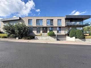 <p><strong>Plan je afspraak via www.living-stone.be</strong></p><p>Dit appartement, gelegen op de eerste verdieping in een residentie met lift, omvat een inkomhal, een woonkamer met een open en volledig geïnstalleerde keuken die toegang bieden tot het terras (zuidwest gericht), een berging/wasplaats, 2 slaapkamers (11m² en 12m²), badkamer met dubbele lavabo en ligbad en een aparte toilet. Tevens is er een privatieve garage, inbegrepen in de huurprijs.</p><p>Maandelijkse forfaitaire kost van <strong>€ 130</strong> voor het onderhoud van de gemene delen.</p><p>Op zoek naar een instapklare stek in Dilbeek? Winkels, scholen en openbaar vervoer bevinden zich op wandelafstand, invalswegen naar Brussel en Ninove in de directe omgeving. <strong>Beschikbaar vanaf 01/11/2026.</strong></p>