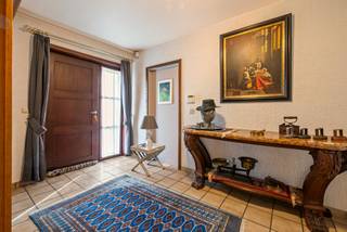 Langs de Kiezel Kleine Brogel in Peer bevindt zich deze uitzonderlijk veelzijdige handelswoonst waar wonen en ondernemen naadloos samenkomen...