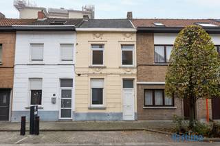 Op een boogscheut van het kloppend hart van de stad, treft u deze goed bereikbare stadswoning in  een verkeersluwe straat.<br /><br />Voorzien van een lichtrijke woonkamer, leefruimte met open keuken met aansluitend een badkamer (met meubel, toilet en douche) en bergruimte. Op het verdiep bevinden er zich 2 ruime slaapkamers. De zolder is toegankelijk met vaste trap en laat zich eenvoudig omvormen naar bijkomende slaapkamer(s) of hobbyruimte.  <br /><br />Gunstig KI van 240 EURO /CV op Aardgas / Dubbel glas …  voldoende parkeervoorziening voor de woning. Laadpaal met parkeerplaats voor de deur.<br /><br />Deze woning biedt de perfecte uitvalsbasis voor elk gezin dankzij de nabijheid van het centrum, winkels, scholen, stadspark, verbindingswegen en openbaar vervoer.<br /><br />Mogelijkheid tot aankoop aan 2 % verkooprechten met extra rechtenvermindering van 1.867,00 EURO, te verbouwen aan 6 % BTW! <br /><br />Dit pand kan onderhevig zijn aan de renovatieverplichting die door de Vlaamse overheid wordt opgelegd voor residentiële gebouwen. Consulteer voor meer informatie de website van het Vlaams Energie- en Klimaatagentschap.<br /><br />Interesse? Contacteer ons voor een bezoek.