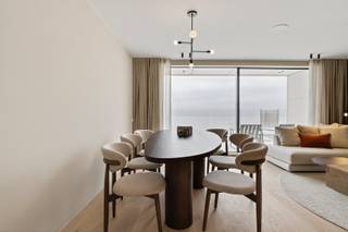 Dit 3-slaapkamerappartement van 105 m² met 15 m² terras op de zevende verdieping biedt een intiem en elegant toevluchtsoord in het hart van Het Zoute. De Skyframe ramen zorgen voor een open gevoel en brengen het buitenleven subtiel naar binnen.<br /><br />De leefruimte met frontaal zeezicht nodigt uit tot ontspanning, terwijl de keuken – uitgerust met Miele toestellen, Travertin werkblad en walnoot kastdeuren – een verfijnde culinaire setting biedt. Twee slaapkamers beschikken over een ensuite badkamer, de derde heeft een badkamer aan de overzijde van de palier. Een apart toilet en een bijkeuken met was- en droogkast vervolledigen het comfort.<br /><br />De afwerking is van een niveau dat zelden wordt aangeboden: ingefreesde stopcontacten, ingebouwde railverlichting, ledverlichting in kasten en architecturale rondingen zorgen voor een subtiele maar voelbare luxe.<br /><br />Dit appartement is perfect voor wie op zoek is naar een kwalitatieve woonervaring, met de vrijheid van de zee en de rust van Het Zoute binnen handbereik.<br /><br />👉 Verkoop onder registratierechten.