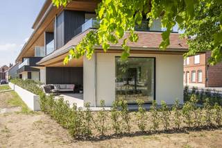 Gelijkvloers appartement (woonopp. 92m²) geniet van 2 slaapkamers en ruime tuin van ca. 74m² te koop op topligging nabij centrum Waregem...