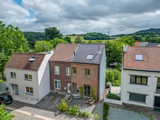 Op een prachtige locatie in het geliefde Kanne, op een steenworp van chateau Neercanne, bevindt zich deze unieke en sfeervolle halfopen woning die tal van mogelijkheden biedt. Een ideale eigendom voor wie op zoek is naar een charmante gezinswoning, een tweede verblijf of een interessante investering met verhuurmogelijkheden.<br /><br />Deze karaktervolle woning werd met veel liefde en oog voor detail gerenoveerd, waarbij de authentieke uitstraling gecombineerd werd met hedendaags comfort. De warme sfeer, de kwalitatieve afwerking en de gezellige inrichting zorgen ervoor dat je je hier onmiddellijk thuis voelt.<br /><br />De woning beschikt over een aangename leefruimte, een moderne keuken met alle nodige apparaturen, 3 slaapkamers en 2 badkamers in het hoofdgebouw en een kelderruimte die opgesplits is in een inkom, apart toilet en opslagruimte. Dankzij de praktische indeling is de woning geschikt voor zowel permanente bewoning als recreatief gebruik.<br /><br />Vervolgens hebben we het kleine huisje in de tuin die beschikt over een extra badkamer, een kleine woonkamer met keukentje en een slaapkamer op het eerste verdiep.<br /><br /><strong>Veelzijdige mogelijkheden:</strong><br />- Ideaal als vaste gezinswoning;<br />- Perfect als tweede verblijf in een toeristische omgeving;<br />- Interessante investering met verhuurpotentieel;<br />- Mogelijkheid tot combinatie van eigen gebruik en verhuur.<br /><br />De ligging is een absolute troef. Kanne staat bekend om zijn prachtige natuur, wandel- en fietsroutes, het unieke mergellandschap en de nabijheid van Maastricht. De woning vormt hierdoor een uitstekende uitvalsbasis voor zowel bewoners als bezoekers die houden van rust, cultuur en ontspanning.<br /><br /><strong>Troeven:</strong><br />- Karaktervolle en sfeervolle woning;<br />- Instapklaar;<br />- Gerenoveerd met behoud van charme;<br />- 3 slaapkamers in het hoofdgebouw;<br />- 2 badkamers in het hoofdgebouw;<br />- Tiny house met extra woon-, slaapkamer en badkamer<br />- Residentieel gebruik én verhuurmogelijkheden;<br />- Topligging nabij natuur en Maastricht.<br /><br />Een unieke kans voor wie wonen, genieten en investeren wil combineren. Wil jij graag de charme van deze woning ontdekken, aarzel niet en neem contact met ons op:<br /><strong>Tel.: 0032 (0) 485 97 49 28<br />E-mail: info@co-realestate.be</strong>