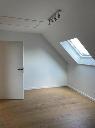 Bent u zelfstandige of droomt u ervan wonen en werken op één locatie te combineren? Dan is dit unieke eigendom beslist een bezoek waard.<br /><br />Op een uitstekende locatie nabij het centrum van Arendonk bieden wij deze uitzonderlijke woon-werkcombinatie aan.<br />Het gelijkvloers beschikt over een representatieve kantoor- of praktijkruimte van ca. 170 m², aangevuld met een achterliggende multifunctionele ruimte van ca. 75 m². Dankzij de flexibele indeling is het pand geschikt voor tal van activiteiten zoals een kinesitherapiepraktijk, personal coaching, groepspraktijk, architecten- of studiebureau, accountantskantoor, verzekeringskantoor, schoonheidssalon, medische praktijk, opleidingscentrum, showroom of andere vrije beroepen.<br />Aansluitend bevindt zich een aangename privatieve tuin van ongeveer 100 m², ideaal als ontspanningsruimte voor uzelf, uw medewerkers of uw klanten.<br />Boven de praktijkruimte bevindt zich een volledig gerenoveerd duplexappartement met twee slaapkamers en een ruim terras. Hierdoor combineert u wonen en werken op één locatie, zonder dagelijkse verplaatsingen.<br /><br />Bovendien beschikt het eigendom over drie privatieve parkeerplaatsen, een belangrijke troef voor zowel bewoners als bezoekers.<br />Indeling<br />Gelijkvloers<br />• representatieve kantoor- of praktijkruimte van ca. 170 m² <br />• bijkomende multifunctionele ruimte van ca. 75 m² <br />• privatieve tuin van ca. 100 m² <br />Verdieping 1 + 2<br />• volledig gerenoveerd duplexappartement van 127 m2<br />• 2 slaapkamers <br />• ruim terras <br />• instapklaar <br /><br />Troeven<br />✔ Unieke combinatie van wonen en werken<br />✔ Instapklaar duplexappartement 127 m2<br />✔ Ongeveer 245 m² praktijk- of kantoorruimte<br />✔ Privatieve tuin van circa 100 m²<br />✔ Drie privatieve parkeerplaatsen<br />✔ Geschikt voor tal van vrije beroepen en zelfstandige activiteiten<br />✔ Centrale ligging nabij het centrum van Arendonk en op korte afstand van de Nederlandse grens<br /><br />Mogelijke bestemmingen<br />• kinesitherapeut of groepspraktijk <br />• personal coach of fitnessstudio <br />• huisarts, tandarts of paramedisch beroep <br />• architect of ingenieur <br />• accountant of boekhouder <br />• vastgoed- of verzekeringskantoor <br />• schoonheids- en wellnessinstituut <br />• opleidings- of consultancycentrum <br />• showroom of dienstverlenend bedrijf <br /><br />Een uitzonderlijke opportuniteit voor zelfstandigen die wonen en werken willen combineren of voor investeerders die op zoek zijn naar een pand met tal van commerciële mogelijkheden.