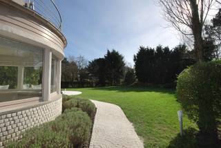 Ruime, alleenstaande villa, prachtig en rustig gelegen in hartje Zoute, (+/-17a.), in een rustig padje, op enkele stappen van de approach-golf en...