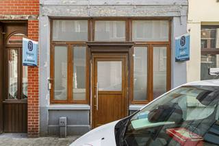 <p>Gelegen in de oudste wijk van Doornik, op een steenworp van de bastions, bestaat dit gemengd gebouw met 3 entiteiten uit het volgende:<br /><br />Op het gelijkvloers: Een grote inkomhal en een mooie kantoorruimte met kitchenette en badkamer.<br /><br />Op de 1e verdieping: Een appartement met woonkamer, keuken, badkamer en één slaapkamer.<br /><br />Op de 2e verdieping: Een duplex met inkomhal, apart toilet, zithoek, half ingerichte keuken, badkamer en twee slaapkamers.<br /><br />In de kelder: Een kelder.<br /><br />TECHNISCH: Individuele tellers voor water/gas/elektriciteit, brandweerverslag in orde, centrale verwarming op gas, houten/PVC-ramen met gedeeltelijk dubbele beglazing, aansluiting op de riolering, duplex verhuurd voor €575/maand, KI €1.561.</p>