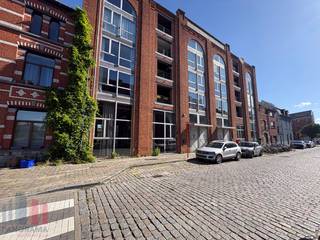Uitstekend gelegen kantoorruimte van 450 m² in de Voorhaven van Gent op slechts 2 minuten van de bedrijvige Vliegtuiglaan (N424) met onmiddellijke verbinding naar de R4. Bovendien een vlotte bereikbaarheid met het openbaar vervoer, bushalte in de nabije omgeving en station Gent-Dampoort ligt op +/- 10 minuten.<br /><br />De instapklare kantoorruimte bevindt zich op het gelijkvloers en heeft een industriële loftstijl. Het kantoor is voorzien van o.a. een kitchenette, sanitair, verwarming en een mezzanine, ideaal als extra kantoor of als sociale ruimte. Bovendien zijn er hoge raampartijen aanwezig die zorgen voor veel natuurlijk lichtinval. <br /><br />Neem vandaag nog contact op met PANORAMA B2B GENT KANTOREN voor meer informatie of om een vrijblijvend plaatsbezoek in te plannen via het nummer 0477 44 39 30.
