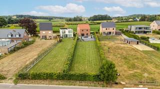 <p>Interesse in dit pand? Neem voor bijkomende informatie of het maken van een afspraak rechtstreeks contact op met Sofie Goor via <strong>sofie.goor@copandi.be</strong>.</p><p></p><p>Comfortabel wonen in het centrum van Meensel-Kiezegem in een vrijstaande nieuwbouwwoning van het project Kapellekensweg. De woning wordt gebouwd volgens traditionele bouwwijze (o.a. binnenmuren in snelbouw van 14 cm) en combineert een praktische indeling met een tijdloze architectuur in pastoriestijl.</p><p></p><p>Op het gelijkvloers beschikt de woning over een inkomhal met gastentoilet, een ruime en lichtrijke leefruimte met open keuken en een praktische berging. De verdieping telt twee volwaardige slaapkamers, een badkamer en een apart toilet. De zolderverdieping biedt bovendien nog mogelijkheden voor het creëren van extra kamers, een bureau of hobbyruimte.</p><p></p><p>De woning kan aangekocht worden in verschillende afwerkingsgraden. Zo is er de mogelijkheid om te kiezen voor een casco-afwerking tot en met de chape, waarbij je de verdere afwerking volledig naar eigen smaak en budget kunt realiseren. Wie liever kiest voor maximaal comfort, kan de woning ook volledig afgewerkt aankopen. Afhankelijk van de gekozen afwerkingsgraad geldt een verschillende vraagprijs. Meer informatie over de exacte afwerking, prijzen en mogelijkheden is beschikbaar op aanvraag.</p><p></p><p>Dankzij de centrale ligging bevinden school, dorpscentrum en openbaar vervoer zich in de directe omgeving. Bovendien is er een vlotte verbinding richting Leuven, waardoor deze woning een ideale uitvalsbasis vormt.</p><p>Interesse? Contacteer ons voor meer informatie over de verschillende afwerkingsmogelijkheden en bijhorende prijzen, de plannen of een afspraak ter plaatse.</p><p></p><p>Interesse in dit pand? Neem voor bijkomende informatie of het maken van een afspraak rechtstreeks contact op met Sofie Goor via of <strong>sofie.goor@copandi.be</strong>.</p><p> </p><p></p>