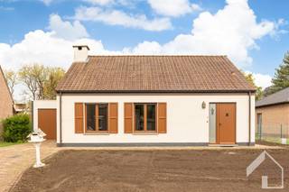 Compacte open bebouwing in een doorlopende straat (toplocatie!!), op wandelafstand van het centrum van Broechem. Bij het betreden van de...