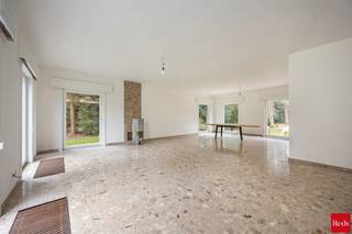 ENKEL BEZOEKEN MOGELIJK DOOR ONDERSTAANDE LINK VOLLEDIG EN CORRECT IN TE VULLEN:<br />mijnhuurprofiel.be<br /><br />In een prachtige, rustige woonwijk in Schilde is deze mooie laagbouwvilla gelegen.<br />De woning bevindt zich op een groen en ruim perceel van ca. 3058 m².<br /><br />Indeling: ruime inkomhal, leefruimte met prachtig uitzicht over de tuin, geïnstalleerde keuken met aansluitend een bergruimte voorzien van aansluiting voor wasmachine en droogkast, 2 ruime en volwaardige slaapkamers, een apart toilet, badkamer met twee lavabo's en bad en douche, afzonderlijke garage en een prachtige tuin.<br />De gehele woning bevindt zich op het gelijkvloers. Enkel nog een zolderluik in de nachthal met zoldertrap richting een zeer ruime zolderruimte.<br /><br />Alle nutsvoorzieningen zijn rechtstreeks door de huurder af te sluiten.<br />De woning is onmiddellijk beschikbaar.<br /><br />Voor meer info of een bezoek, neem contact op met Arno via arno@reds.be.