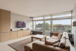 Het appartement is volledig gerenoveerd en voorzien van alle comfort. Gelegen op de 7de verdieping heeft het bovendien een prachtig uitzicht. Alle voorzieningen bevinden zich op wandelafstand (centrum Genk) doch is het er rustig wonen. De grote raampartijen in de leefruimte zorgen voor veel natuurlijk licht en een adembenemend uitzicht. De ingebouwde wandkast geeft een mooie toets aan de ruimte en toegang tot een aparte berging. De keuken is volledig geïnstalleerd en voorzien van een handig (overdekt) terras. In 2025 werd de badkamer gerenoveerd en voorzien van inloopdouche. Verder is er een apart toilet en 2 ruime kamers waarvan er momenteel 1 dienst doet als dressing/wasplaats. In de kelderverdieping is er een berging voorzien. Eveneens inbegrepen in de prijs is de garagebox! <br /><br />TROEVEN:<br />+ EPC B = geen renovatieverplichting<br />+ Asbestveilig<br />+ instapklaar<br />+ garagebox<br />+ prachtig uitzicht! <br /><br />Interesse? info@puur-groep.be of 011/873307