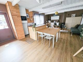 Te koop: ruime en lichtrijke gezinswoning van ca. 250 m² met 4 slaapkamers, praktijkruimte met aparte ingang en zonnige tuin op een perceel van 772 m².

Deze verrassend ruime woning biedt tal van mogelijkheden voor een gezin én voor wie wonen en werken wil combineren.

Op het gelijkvloers bevinden zich een ruime en lichtrijke leefruimte, keuken, aparte wasruimte met ingebouwde kasten, badkamer, afzonderlijk toilet en een volwaardige slaapkamer. Daarnaast beschikt de woning over een praktijk-/bureauruimte met eigen ingang, ideaal voor een vrij beroep, thuiswerk of zelfstandige activiteit.

Op de verdieping bevinden zich nog 3 slaapkamers, waaronder een ruime slaapkamer met ingebouwde kasten. Doorheen de woning is er bovendien veel praktische bergruimte.

Buiten geniet je van een ruime, zuidwestgerichte tuin met de hele dag door zon en een groot terras. In de tuin bevinden zich een groot gemetst tuinhuis en een bijkomend houten tuinhuis. Vooraan is er parkeergelegenheid voor ca. 6 à 7 wagens.

De woning is gunstig gelegen in Ingelmunster, met een vlotte bereikbaarheid naar omliggende gemeenten.

EPC D – geen renovatieplicht!

Troeven:

ca. 250 m² bewoonbare oppervlakte
perceel van 772 m²
4 slaapkamers, waarvan 1 op het gelijkvloers
praktijk-/bureauruimte met aparte ingang
EPC D – geen renovatieplicht
ruime tuin met de hele dag zon
groot terras
parking voor ca. 6 à 7 wagens
veel lichtinval en bergruimte
aparte wasruimte met ingebouwde kasten
gemetst tuinhuis + houten tuinhuis

Een ruime en veelzijdige woning met bijzonder veel mogelijkheden.