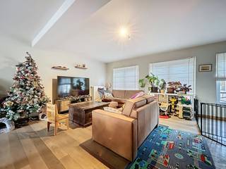 Het duplex-appartement gelegen te Kalmthout beschikt over een ruime keuken, een leefruimte, een wasplaats/berging, een gastentoilet, 2 slaapkamers, een badkamer, een terras en autostaanplaats. Eerste verdieping: - ruime open leefruimte - open keuken voorzien van koelkast, kookplaat met dampkap, dubbele spoelbak en voldoende bergruimte- terras dat toegang geeft tot de autostaanplaats via een gedeelde trapTweede verdieping:- slaapkamer 1 - slaapkamer 2 - gastentoilet- badkamer met bad, douche en wastafel- berging/technische ruimteBijzonderheden:- EPC-waarde: 122 kWh/m²- autostaanplaats- geen gemeenschappelijke kosten- gemeenschappelijke fietsenberging- berg zolder voorzien(ver-)Kopen of (ver-)huren in regio Kalmthout / Essen?Met vragen kan u altijd bij ons terecht!Dewaele vastgoed met advies.