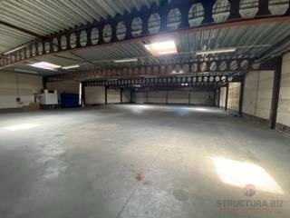 Located in the industrial zone in Erpe-Mere near the E40 (1 min drive), this warehouse of approx. 600 sqm is situated. The warehouse has 1...