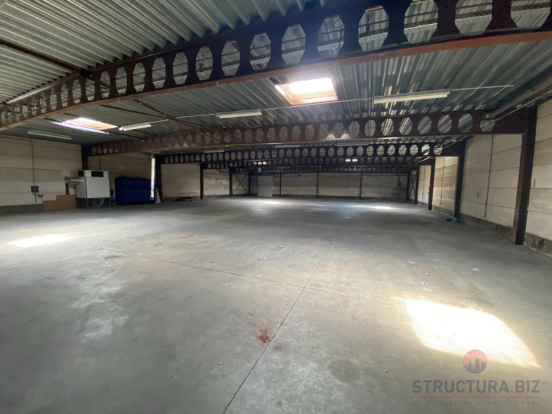 600 m² magazijn met atelier- en kantoorruimte vlakbij E40 te huur! - foto 3