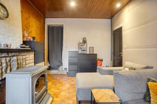 <p>Op een uitstekende en rustige locatie in Bertem vind je deze te renoveren woning, gelegen in een zeer rustige eenrichtingsstraat en toch centraal dichtbij alle voorzieningen. De woning ligt op korte afstand van de op- en afrit van de autostrade, IMEC, UZ Gasthuisberg, supermarkten, scholen en een bushalte.</p>
<p>Een deel van de woning doet momenteel dienst als kapsalon, maar staat officieel gekend als woonhuis. Dit biedt heel wat mogelijkheden om hier opnieuw een gezellige woning van te maken.</p>
<p>Een groot pluspunt is dat het dak recent volledig werd vernieuwd, waardoor een zware investering al achter de rug is. Bovendien biedt de zolderruimte interessante uitbreidingsmogelijkheden voor extra slaapkamers en een badkamer.</p>
<p>De grootste troef van deze woning is zonder twijfel de zuidwest georiënteerde tuin met een prachtig zicht op de Sint-Pieterskerk van Bertem. Hier geniet je volop van rust, zon en groen.</p>
<p>Deze woning is ideaal voor wie rustig maar toch centraal wil wonen en zin heeft om er zijn of haar eigen thuis van te maken.<br /><br />Meer informatie?<br />Bel Lotte op 0474 38 63 93 of mail naar lotte@immogve.be </p>