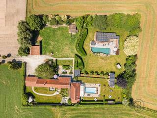 Prachtig gelegen eigendom op een uitzonderlijke locatie met adembenemende verzichten (mogelijkheid overname aandelen). Verscholen in alle rust en bereikbaar via een statige, lange toegangsdreef bevindt zich dit uitzonderlijke eigendom op een perceel van maar liefst 5.721 m². Een zeldzame locatie waar privacy, natuur en ruimte naadloos samenkomen.De unieke ligging biedt panoramische verzichten over het omliggende landschap en creëert een oase van rust, terwijl u toch geniet van een vlotte bereikbaarheid. Dit is een eigendom met karakter en vooral met een enorm toekomstpotentieel. Ideaal als B&amp;B/wellness. Dankzij de royale perceeloppervlakte en de veelzijdige mogelijkheden leent deze eigendom zich perfect voor wie op zoek is naar een exclusieve woonst, een combinatie van wonen en werken, natuur of een project waarbij ruimte en ligging centraal staan.Charmante fermette - gelijkvloers wonen, extra B&amp;B-gedeelte, wellness met sauna, en zwembad (overkapping mogelijk); extra charmant bijgebouw (voorzien van zonnepanelen) met zwemvijver, carport en tuinhuis, prachtige tuin en toegangsweg. Bent u op zoek naar een unieke locatie waar u uw eigen visie kunt realiseren? Dan is dit zonder twijfel een buitenkans.Bezoek na afspraak met IMMO BEGUIN: flore@immobeguin.be