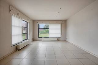 Welkom in Tielt-Winge ! Deze volledig gelijkvloerse woning is rustig gelegen in een doodlopende straat en geniet van een unieke ligging met prachtig uitzicht op de Golf van Tielt-Winge. Hier woont u in alle rust, omgeven door groen, terwijl dagelijkse voorzieningen toch vlot bereikbaar blijven.<br /><br />De woning is nog onderhevig aan renovatieverplichting, maar nieuwe ramen en zonnepanelen zijn wel al geplaatst. Ze biedt een uitstekende basis voor wie op zoek is naar een project met tal van mogelijkheden. Dankzij de volledig gelijkvloerse indeling geniet u van optimaal wooncomfort en een praktische leefomgeving. De ruimtes kunnen naar eigen smaak en hedendaagse normen worden vernieuwd. Extra troeven zijn de inpandige garage en bergzolder. Tenslotte is het buiten ook genieten in de grote tuin.<br /><br />De doodlopende straat zorgt voor een aangename woonomgeving, terwijl het uitzicht op de golfbaan een gevoel van exclusiviteit creëert. Hier kunt u dagelijks genieten van een ontspannen woonbeleving. Met een perceelbreedte van 45 meter, biedt ze ook veel mogelijkheden naar nieuwbouw toe. Sloop -en heropbouw aan 6% behoort tot de mogelijkheden. <br /><br />Kortom, deze woning biedt een unieke kans voor wie de handen uit de mouwen wil steken en op zoek is naar een karaktervolle woning op een uitzonderlijke locatie. <br /><br />Voor meer informatie of een bezoek ter plaatse kan je Ben contacteren via ben@sophimo.be of op 0468 58 04 09 !