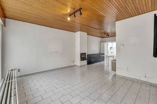 <p>Te Liedekerke bevindt zich deze woning op een perceel van 3are 33ca. Het centrum met zijn scholen, winkels, horeca bevindt zich op wandelafstand. Eveneens het treinstation van Liedekerke bevindt zich in de nabijheid. De oprit E-40 bereikt men op 5 min. rijden. Deze <strong>te renoveren</strong> woning biedt, mits renovatie, <strong>veel mogelijkheden</strong>. De indeling op het gelijkvloers is als volgt: een inkom, een toilet, een living bestaande uit een eetplaats en salon, een keuken, <strong>een veranda</strong> en een berg/wasplaats. Het verdiep bestaat uit een nachthal, <strong>twee slaapkamers</strong> en een badkamer (bad, lavabo en toilet). Met <strong>een vaste trap</strong> begeeft men zich naar <strong>de zolder </strong>waarop nog extra kamers kunnen gecreëerd worden. Verder beschikt deze woning over <strong>voldoende parkeermogelijkheden</strong>, <strong>een terras en een gezellige tuin</strong> met een prachtig zicht op de achterliggende weilanden. Centrale ligging - Parkeergmogelijkheden - Prachtige tuin</p>