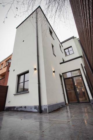 Riant en duurzaam gerenoveerd herenhuis op toplocatie in Berchem<br /><br />Op wandelafstand van station Berchem ligt dit uitzonderlijke herenhuis aan de Bacchuslaan 11.<br />Gelegen tussen het bruisende Zurenborg en het groene Te Boelaarpark, geniet je hier van een perfecte balans tussen stad en rust.<br /><br />De buurt is charmant en levendig, met leuke cafés, restaurants en veel jonge gezinnen.<br />Dankzij de nabijheid van belangrijke invalswegen is de bereikbaarheid uitstekend, terwijl het hier opvallend stil wonen is.<br /><br />Achter de stijlvolle gevel bevindt zich een volledig gerenoveerde woning met een bewoonbare oppervlakte van maar liefst 279 m².<br />De renovatie gebeurde met kwaliteitsvolle materialen en een doordachte aanpak — geen snelle opfrissing, maar een duurzame totaalrenovatie met oog voor de toekomst.<br /><br />De woning biedt veel ruimte en flexibiliteit:<br /><br />- Mogelijkheid tot zes slaapkamers<br />- Dressing<br />- Twee badkamers<br /><br />Daarnaast is er een droge, volwaardige kelder van 50 m², ideaal als opslagruimte, wijnkelder of hobbyruimte.<br /><br />Buiten geniet je van een gezellige stadstuin van 40 m². Perfect voor lange zomeravonden, spelende kinderen of een rustig koffiemoment.<br /><br />De keuken is nog niet geplaatst, maar alle aansluitingen zijn voorzien.<br />Zo kan de toekomstige eigenaar deze volledig naar eigen smaak invullen.<br /><br />Comfort en energiezuinigheid stonden centraal:<br /><br />- Volledige buitenisolatie volgens hedendaagse normen<br />- Nieuwe ramen met hoogrendementsglas<br />- Vloerverwarming in keuken en badkamers<br />- Zonnepanelen<br />- Voorbereiding voor warmtepomp<br />- Flexibele indeling, aanpasbaar naar eigen behoeften<br /><br />Kortom: een woning die klaar is voor de toekomst.<br />Licht, ruimte, rust en kwaliteit op een toplocatie — een zeldzame combinatie.