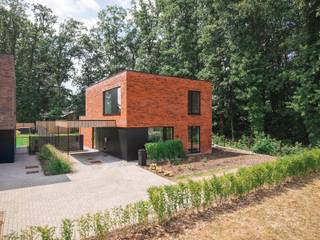 AANKOOP AAN 6% BTW MOGELIJK! (onder de wettelijke voorwaarden)<br /><br />Homixx Vastgoed stelt u deze uitzonderlijke, moderne open bebouwing voor. Gelegen op een mooi perceel van 669 m² combineert deze instapklare woning hedendaags wooncomfort, een doordachte indeling en een uiterst energiezuinige afwerking. Met een uitstekende EPC-score A+ bent u bovendien volledig klaar voor de toekomst.<br /><br />Bij het binnenkomen wordt u verwelkomd in een lichtrijke leefruimte die naadloos aansluit op de volledig ingerichte open keuken, het gezellige hart van de woning. Op het gelijkvloers bevinden zich verder een ruime bureauruimte, ideaal voor thuiswerk maar eveneens perfect in te richten als vierde slaapkamer of hobbyruimte en een praktische bergruimte.<br /><br />De verdieping biedt plaats aan drie volwaardige slaapkamers, waaronder een ruime master bedroom met een stijlvolle dressing voorzien van maatkasten. Daarnaast beschikt de woning over twee moderne badkamers en twee aparte toiletten, wat garant staat voor optimaal comfort voor het hele gezin.<br /><br />Buiten geniet u van een verzorgde tuin rondom de woning. Parkeren kan onder de carport en op de ruime oprit.<br /><br />Ook technisch is deze woning volledig uitgerust met een geothermische warmtepomp, ventilatiesysteem D, zonnepanelen, een thuisbatterij en een laadpaal voor uw elektrische wagen. Kortom, een hypermoderne en duurzame gezinswoning waar u jarenlang zorgeloos kunt wonen.<br /><br />Prijsverdeling:<br /><br />Constructie: € 439.900 excl. btw<br />Grond: € 170.000 excl. registratie