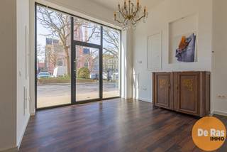 AALST- Toplocatie voor wonen en ondernemen!Dit unieke pand uit 1918 biedt een zeldzame kans om wonen en ondernemen op één toplocatie te combineren...