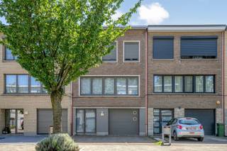 <h3>Ruime bel-etagewoning met <strong>3 slaapkamers,</strong> garage en prachtige tuin te Merksem! Deze ruime en verzorgde bel-etagewoning is rustig gelegen in Merksem en combineert een <strong>praktische indeling</strong> met aangename ruimtes en een schitterende tuin. Dankzij de grote raampartijen geniet de woning van een overvloed aan natuurlijk licht, wat zorgt voor een warme en uitnodigende sfeer. Bij het betreden van de woning komt u terecht in een ruime inkomhal op tegelvloer. Vanuit de hal heeft u toegang tot de eerste slaapkamer en de <strong>ruime garage met automatische poort</strong>. De garage beschikt bovendien over aansluitingen voor een wasmachine en droogkast. Via de garage bereikt u de <strong>prachtige, zonnige tuin met terras</strong>, waar u in alle rust kunt genieten van het buitenleven.</h3><p>Op de eerste verdieping bevindt zich de <strong>lichtrijke leef- en eetruimte</strong>, die dankzij de grote raampartijen een aangenaam open gevoel creëert. De volledig <strong>ingerichte keuken</strong> is voorzien van voldoende kastruimte, een keramische kookplaat, dubbele spoelbak met afdruiprek, combi-oven en koelkast. Vanuit de keuken heeft u toegang tot het terras, waar zich tevens een extra berging bevindt. Via een trap bereikt u rechtstreeks de tuin. Op deze verdieping is daarnaast ook een afzonderlijk gastentoilet aanwezig. De tweede verdieping omvat twee ruime slaapkamers, waaronder de master bedroom met praktische inloopdressing. Verder vindt u hier de badkamer, uitgerust met een dubbele lavabo, een inloopdouche en toilet.</p><p>Extra troeven:</p><ul><li>3 volwaardige slaapkamers</li><li>Ruime garage met automatische poort</li><li>Prachtige tuin met terras</li><li>Extra terras op de eerste verdieping</li><li>Master bedroom met inloopdressing</li><li>Rolluiken aanwezig</li><li>Veel natuurlijke lichtinval</li><li>Praktische en gezinsvriendelijke indeling</li></ul><p><br /> </p><p>Extra: <br />- EPC 222 kWh/m2 jaar (Score C -> GEEN renovatieverplichting!<br />- Elektriciteit conform, (Niet-)asbestveilig<br />- Watertoets: perceelscore A, gebouwscore A. <br />- Stedenbouwkundige informatie in aanvraag, maatregelenregister in aanvraag</p><p>Nabij school, winkels, autosnelweg, openbaar vervoer, etc. Voor meer info ga naar www.coenenvastgoed.be of bel 03/375.82.92</p>