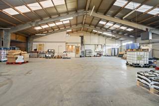 Ce bâtiment commercial est situé dans la rue Remi Claeysstraat à Zedelgem et offre un espace fonctionnel à diverses fins industrielles. Le...