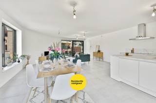 Wonen in alle rust én midden in het centrum? In residentie KorBoo in Gistel combineert dit instapklare nieuwbouwappartement ruimte, licht en verfijnde afwerking. Gelegen op de eerste verdieping geniet u hier van een royale leefruimte met open ingerichte keuken en directe toegang tot het terras achteraan – een aangename plek om even te ontsnappen aan de dagelijkse drukte.<br /><br />Drie volwaardige slaapkamers, een stijlvolle badkamer met inloopdouche, apart gastentoilet en praktische wasberging zorgen voor optimaal comfort. Het appartement is volledig geschilderd en uitgerust met vloerverwarming via warmtepomp, wat garant staat voor energiezuinig en toekomstgericht wonen. Lift aanwezig. Aankoop mogelijk aan 6% btw.<br />EPC: 33 kWh/m² ~ Vg, Wg, Gvkr, Gvv, Gmo ~ Ref. MI23255