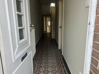 <p>Gesloten bebouwing te huur in centrum Bevere.</p><p>Deze knusse woning omvat : Inkom, toilet, gezellige living met eetplaats, keuken, badkamer ,3 slaapkamers en tuin.<br />De woning is gelegen in het centrum van Bevere, nabij winkels, scholen, N60 Ronse-Gent, station Oudenaarde en recreatiedomein Den Donk.</p><p>Interesse?<br /><br />Vraag uw bezoek reeds aan via onze website www.immodhondt.be  </p>