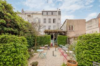 Located on the bustling Kasteelpleinstraat, between the Theaterbuurt and the Zuid districts, in the heart of Antwerp, this neoclassical...