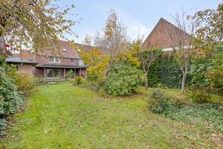 Bijzonder ruime woning met inpandige garage en 3 slks op een perceel van 1218 m².<br /><br />Deze toch wel unieke woning staat te koop in de Leiestraat te Kuurne. Een centrumstraat met alle nodige voorzieningen op wandelafstand. Dergelijke oppervlaktes zijn dan ook zeer uniek op deze centrumligging.<br /><br />De leefruimte is gelegen achteraan de woning en vormt een open geheel met de keuken. Een groot raampartij accentueert het aangenaam terras en weelderige tuin vanuit de leefruimte. Verder is er op het gelijkvloers een inpandige garage (zeer ruim) met apart douchevoorziening.<br /><br />Het verdiep bevat 3 echt ruime slaapkamers en een badkamer. Overal parket en overal gebruik van massief eik. De badkamer is voorzien van een groot bad, toilet en wasmeubel. Een schuifladder brengt ons naar de zolder. Hier zijn diverse mogelijkheden mogelijk.<br /><br />De tuin! Heeft een grote vijver, een siervijver, overdekt terras, gemetst tuinhuis/bijhuis en heeft vooral veel privacy.<br /><br />PLUSPUNTEN:<br />+ 1218 m² op een centrumligging<br />+ inpandige garage<br />+ gevoel voor ruimte