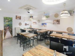 <p><span>OVERNAME FRITUUR/BROODJESZAAK CENTRUM DIEST/PRIJS OP AANVRAAG</span></p><p><span>Op topligging in de winkelwandelstraat van Diest</span><span> </span><span>– helemaal vooraan tegen de Markt en dus maximaal zichtbaar – komt deze frituur/broodjeszaak in verhuur met overname/koop van het handelsfonds (cliënteel + volledige, praktische uitbating-inrichting en meubilair).</span><span> </span></p><p><span>Een uitgelezen kans voor starters én/of ervaren uitbaters die meteen willen draaien op een bestaande klantenbasis in het centrum: particulieren, lokale bedrijven én een sterke dagelijkse flow van schoolgaande jeugd (in Diest zijn er ± 4.000 leerlingen per schooldag).</span></p><p><span>Concepten die hier perfect werken</span><span>: </span><span>afhaal friet</span><span>, </span><span>warme broodjes, koude broodjes</span><span> </span><span>(en uiteraard combinaties/uitbreidingen binnen dezelfde food-takeaway sfeer)</span><span> </span></p><p><span> </span></p><p><span>Troeven op een rij</span><span> </span><span><br /></span><span>Absolute A-locatie in de winkelwandelstraat: sterke passage, spontane instap en directe visibiliteit  </span><span><br /></span><span>Gelijkvloers handelspand met ± 60 m² met ± 20 zitplaatsen (verbruikszaal) </span><span><br /></span><span>Keuken aanwezig + inrichting voor frituur/broodjesbar  </span><span><br /></span><span>Huurprijs: € 1.250/maand + onroerende voorheffing </span></p><p><span>Overnameprijs handelszaak:  op aanvraag </span><span><br /></span><span>Cijfers in te kijken door kandidaat-overnemers (confidentieel en op afspraak)</span><span> </span></p><p><span> </span></p><p><span>Wat zit er in de overname? (materiaal &amp; inrichting</span><span> </span><span>)</span><span> <br /></span><span><br /></span><span>diepvries, aluminium werktafels (incl. gootsteen)</span><span> <br /></span><span>microgolf (Samsung + Sharp)</span><span> <br /></span><span>bain-marie (Hendi), presentatieplateaus, afsluitbare bakken</span><span> <br /></span><span>bestek, drinkglazen, sausdispensers/pompen, rekken, …</span><span> </span></p><p><span>Frituur/bediening</span><span> <br /></span><span>koelcel met ingebouwde rekken</span><span> <br /></span><span>friteuse Perfecta Concorde (met benodigdheden)</span><span> <br /></span><span>vitrinetoogbank Diamond</span><span> <br /></span><span>inox dampkap, maatkasten, koeltoog + inox bakken</span><span> <br /></span><span>Vectron-kassa met geldlade en printer</span><span> <br /></span><span>iPad + Epson printer, plexischerm, luchtkwaliteitsmeter</span><span> <br /></span><span>brandveiligheid: vuurdeken + brandblussers</span><span> <br /></span><span>krijtborden (wand + magnetisch plafondbord), …</span><span> </span></p><p><span>Verbruikszaal</span><span> <br /></span><span>16 zwarte stoelen, 8 vierkante tafels</span><span> <br /></span><span>krukjes, kinderstoel, zitbank, rotan lusters, gordijnen</span><span> <br /></span><span>ingebouwde airco, Philips TV-scherm, …</span><span> </span></p><p><span>Terras / extra</span><span> <br /></span><span>terrastafels en stoelen, parasolvoeten met parasol</span><span> <br /></span><span>lichtbak, ledverlichting, bloembakken, sandwichbord, reclameborden</span><span> <br /></span><span>oprijplaat rolstoelen, …</span><span> </span></p><p><span>Opslag</span><span> <br /></span><span>diepvriescel met ingebouwde rekken + bijkomende rekken</span><span> </span></p><p><span>Kortom: een volledig uitgeruste uitbating, waardoor je niet vanaf nul moet investeren in basisapparatuur en zaal-/terrasinrichting.</span></p><p><span> </span></p><p><span> </span></p><p><span>Bezoeken &amp; inzage cijfers: enkel op afspraak via Immo Diest (confidentieel)</span><span> </span></p><p><span>Info &amp; bezoek (op afspraak):  </span><span><br /></span><span>Immo Diest</span><span> </span><span>– +32 13 31 25 22  </span><span><br /></span><span><span>info@immodiest.be</span></span></p><p><span> </span></p><p><span> </span></p>