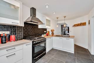 Mooie woning met heel veel comfort, vier kamers, een mooie afwerking en ideale ligging.Welkom in deze prachtig gerenoveerde woning waar charme en...
